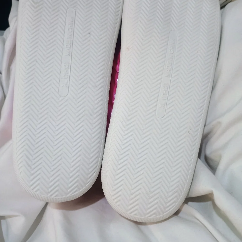 New Hello Kitty Metallic Pink Indoor/Outdoor  Slippers Size 11/12 - Picture 5 of 5